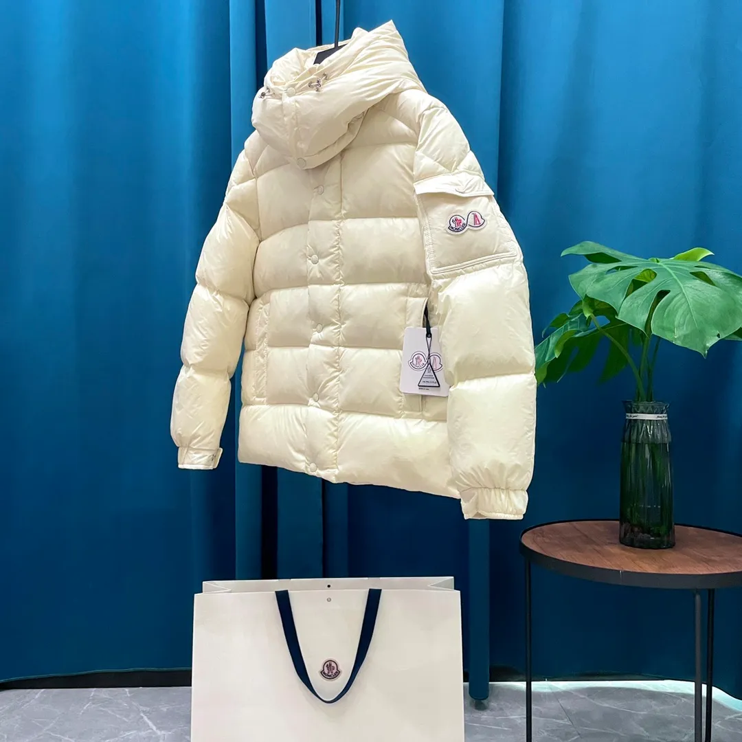 P390 Moncler/ 2026 70 、 。 DNA ， ， 。 Classic ， 、 。 Classic 70 。 Quality， 90 ，Premium Quality ， ，Black ！ Sizes M-3XL